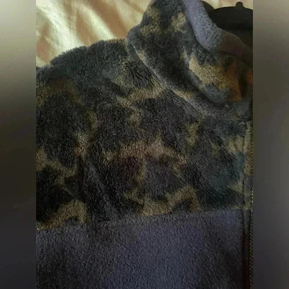 Northern Lifestyles Women’s Medium Zip Up Sweater - Picture 4 of 7